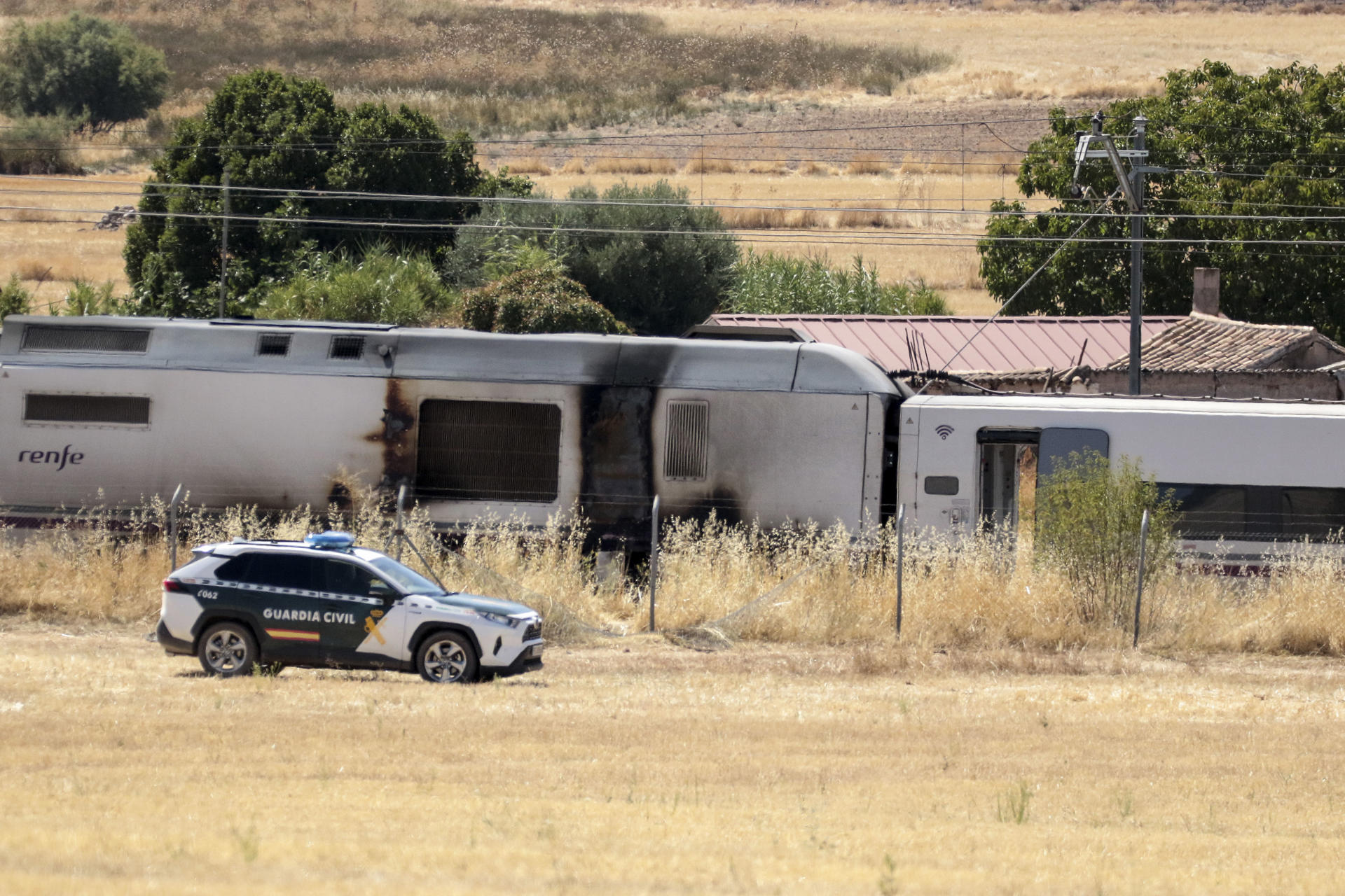 Los trenes de la línea Madrid-Andalucía que quedaron parados al comienzo de esta tarde de sábado por el incendio en un vagón de otro convoy entre Argamasilla de Calatrava y Puertollano (Ciudad Real) han vuelto a circular una vez subsanada esta incidencia, según InfoRenfe. El restablecimiento de la línea se ha producido después de que el tráfico ferroviario fuera cortado tras incendiarse el último vagón de otro tren, que circulaba a la altura de Argamasilla de Calatrava (Ciudad Real), por lo que fueron evacuados 210 pasajeros. EFE/Beldad