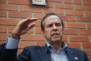 El expresidente y candidato a la presidencia de Bolivia, Jorge Tuto Quiroga, habla durante una entrevista con EFE este martes, en La Paz (Bolivia). EFE/ Rodrigo Sura