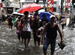 Inundaciones causadas en Manila por la depresión tropical Isang. EFE/EPA/FRANCIS R. MALASIG