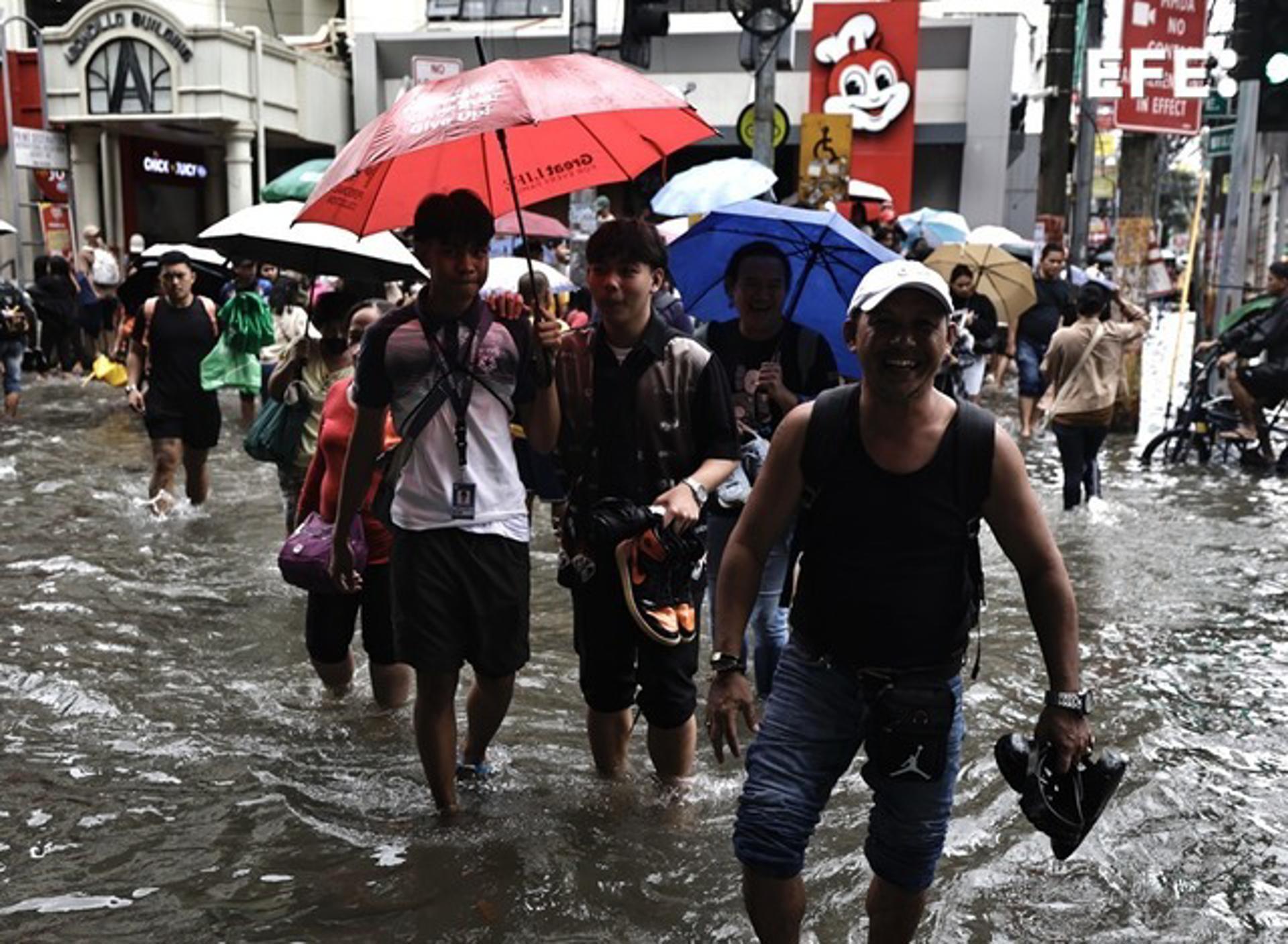 Inundaciones causadas en Manila por la depresión tropical Isang. EFE/EPA/FRANCIS R. MALASIG