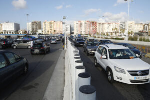 Vehículos y personas embarcan en el puerto de Algeciras (Cádiz) este sábado. EFE/ A. Carrasco Ragel