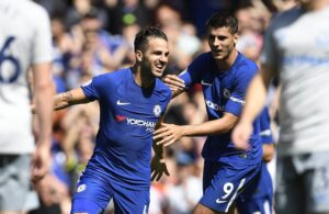 Foto de archivo del 27 de agosto de 2017, con Cesc Fábregas (i) y Álvaro Morata en su etapa en el Chelsea. El primero entrenará al segundo, ahora, en el Como. EFE/EPA/WILL OLIVER