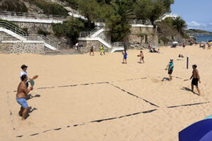 Las palas, un juego tradicional de Cantabria que crearon en 1928 dos amigos, y que ahora llena muchas playas, roza su centenario. EFE/Kike Serrano