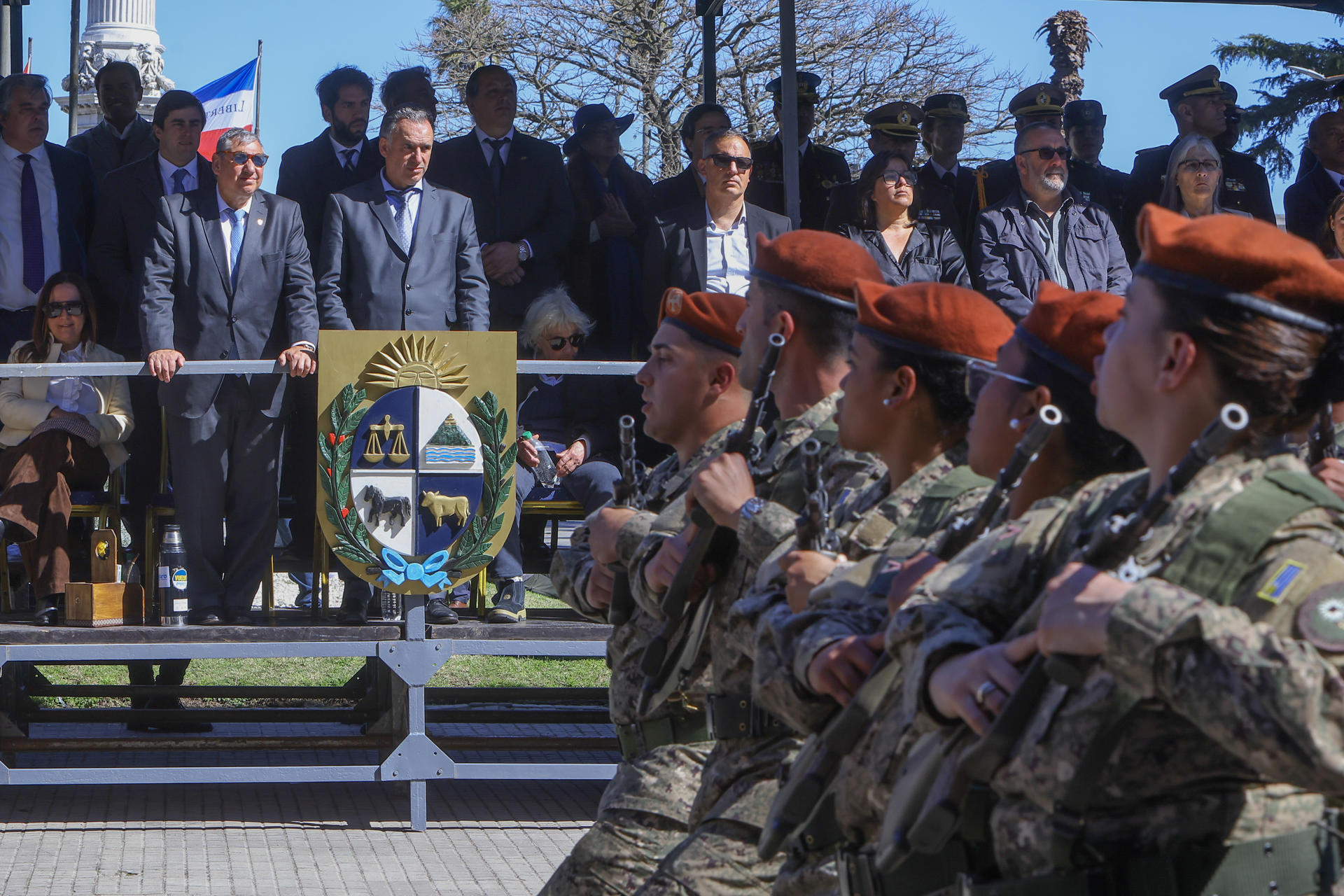 El presidente de Uruguay, Yamandú Orsi (d) y el intendente de Florida, Carlos Enciso (i), observan un desfile militar en la celebración por el Bicentenario de la Declaratoria de la Independencia del país este lunes, en Piedra Alta de la ciudad de Florida (Uruguay). EFE/ Gastón Britos