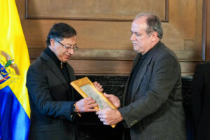 Fotografía cedida por la Presidencia de Colombia donde se observa al presidente de Colombia, Gustavo Petro (i), recibiendo un diploma de mano del rector de la Universidad Nacional de Lanús, Daniel Bozzani este jueves, en la Casa de Nariño, en Bogotá (Colombia). EFE/ Presidencia De Colombia