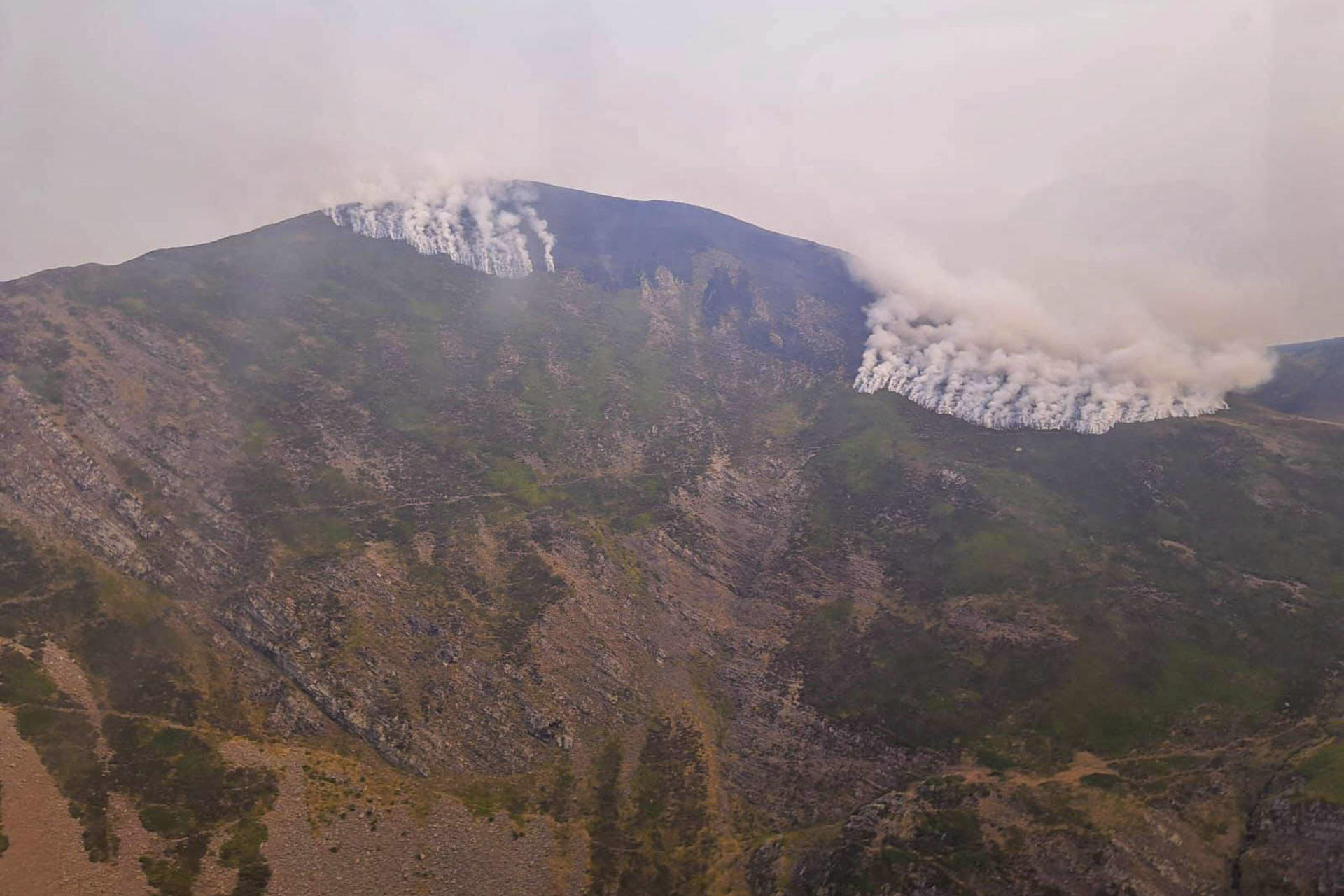 Fotografía cedida por el Gobierno de Cantabria que muestra cómo incendio forestal que afecta a la vertiente leonesa del Parque Nacional de Picos de Europa, originado en Barniedo de la Reina (León), ha cruzado ya el límite autonómico con Cantabria este domingo. EFE/ Gobierno de Cantabria / ***SOLO USO EDITORIAL/SOLO DISPONIBLE PARA ILUSTRAR LA NOTICIA QUE ACOMPAÑA (CRÉDITO OBLIGATORIO)***