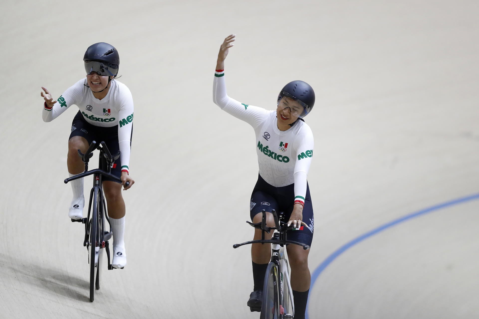 Integrantes del equipo de México celebran la medalla de bronce en persecución por equipos femenino en los II Juegos Panamericanos Junior ASU2025. EFE/Juan Pablo Pino
