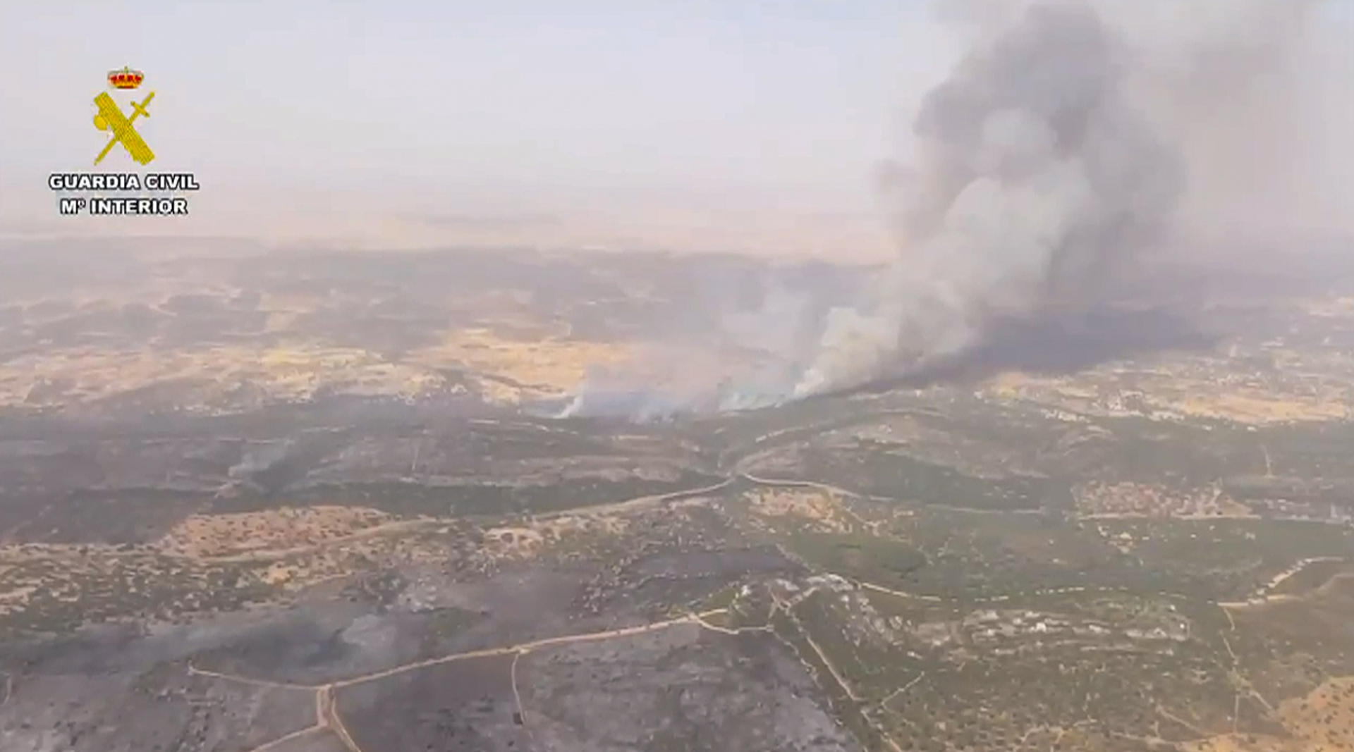 Captura de vídeo de la Guardia Civil. Incendio forestal de Aliseda (Cáceres), momentos antes de que se acercara al monumento natural de los Barruecos en la localidad de Malpartida. EFE/ Guardia Civil // SOLO USO EDITORIAL/SOLO DISPONIBLE PARA ILUSTRAR LA NOTICIA QUE ACOMPAÑA (CRÉDITO OBLIGATORIO)
