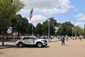 Foto de archivo de patrulla del Servicio Secreto de Estados Unidos custodia una calle este viernes, frente a la Casa Blanca en Washington (Estados Unidos). EFE/ Octavio Guzmán