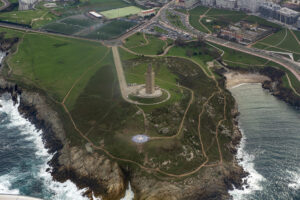 Vista aérea de la Torre de Hércules en A coruña. El turismo de cruceros no deja de crecer en la ciudad de A Coruña, pero la duda es qué hacen los pasajeros al desembarcar: monumentos, compras o Santiago de Compostela son las principales ofertas. EFE/ Moncho Fuentes