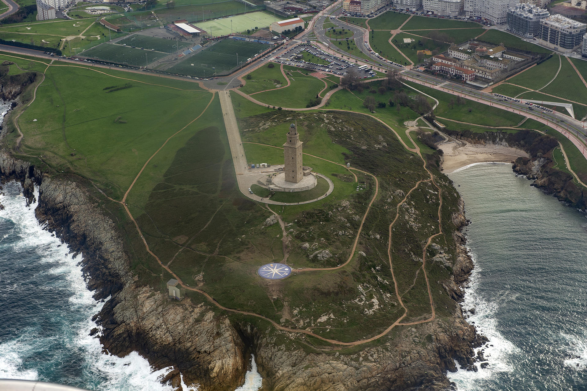 Vista aérea de la Torre de Hércules en A coruña. El turismo de cruceros no deja de crecer en la ciudad de A Coruña, pero la duda es qué hacen los pasajeros al desembarcar: monumentos, compras o Santiago de Compostela son las principales ofertas. EFE/ Moncho Fuentes