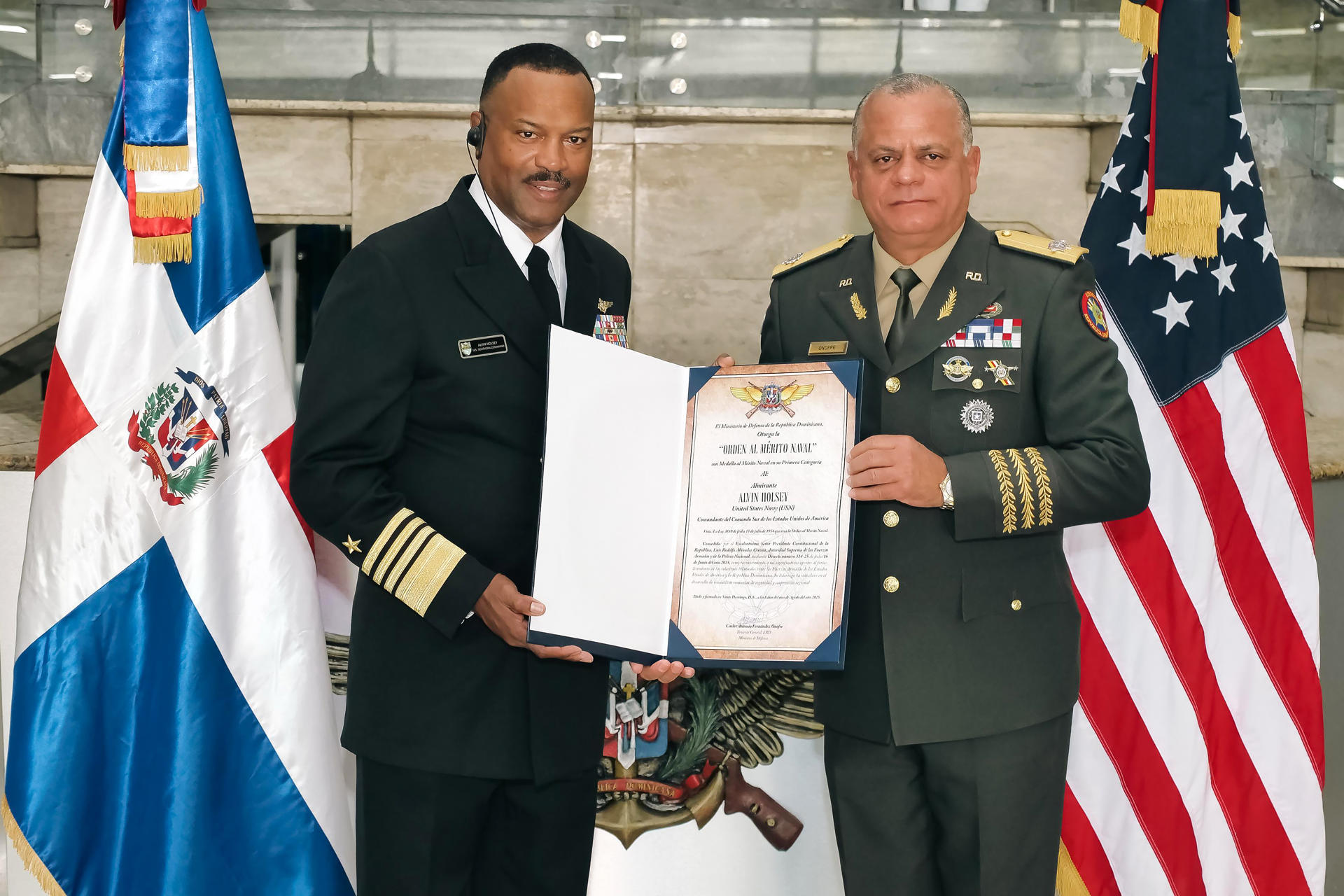 Fotografía cedida por el Ministerio de Defensa de la República Dominicana que muestra al jefe del Comando Sur de Estados Unidos, Alvin Holsey (i), posando junto al ministro de Defensa de República Dominicana, teniente general Carlos Fernández Onofrer, este viernes en Santo Domingo (República Dominicana). EFE/ Ministerio De Defensa Dominicano
