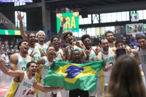 Jugadores de Brasil celebran este sábado tras vencer a Estados Unidos en semifinales de la FIBA AmeriCup 2025, en Managua (Nicaragua). EFE/ STR
