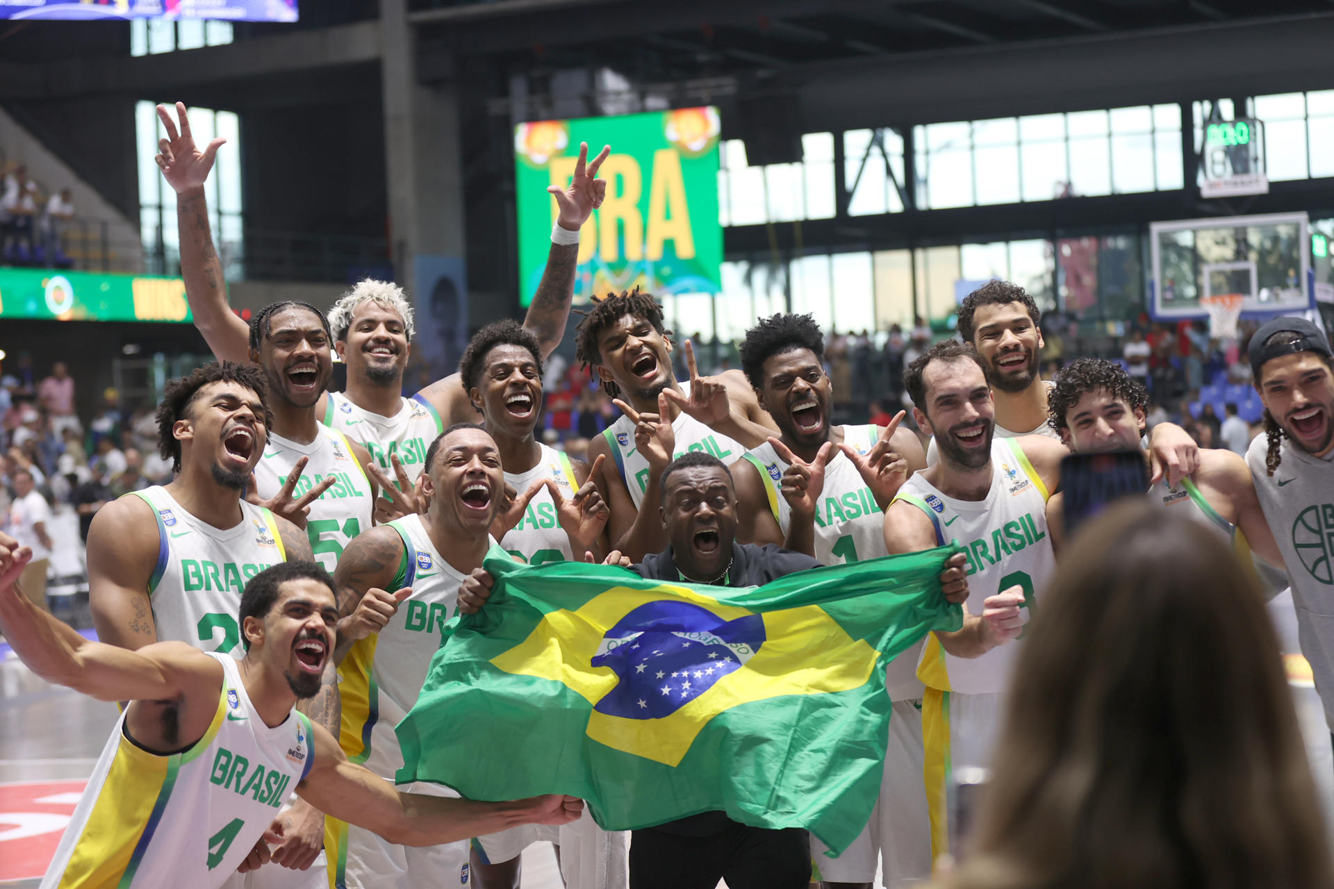 Jugadores de Brasil celebran este sábado tras vencer a Estados Unidos en semifinales de la FIBA AmeriCup 2025, en Managua (Nicaragua). EFE/ STR