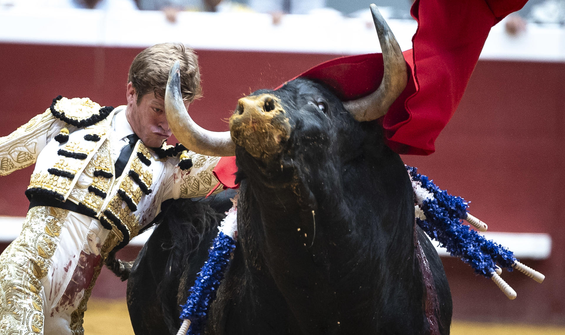 El torero Borja Jiménez durante su primer toro este jueves, en la primera corrida de toros de la Semana Grande de San Sebastián con los diestros Juan Ortega y Pablo Aguado. EFE/Javier Etxezarreta
