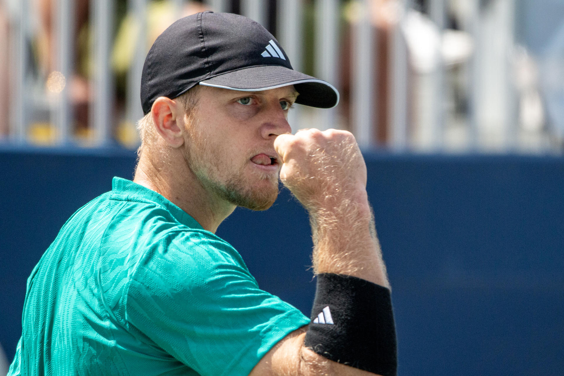 El español Alejandro Davidovich celebra frente al checo Jakub Mensik este viernes durante un partido del torneo ATP 1000 de Toronto (Canadá). EFE/ Julio César Rivas