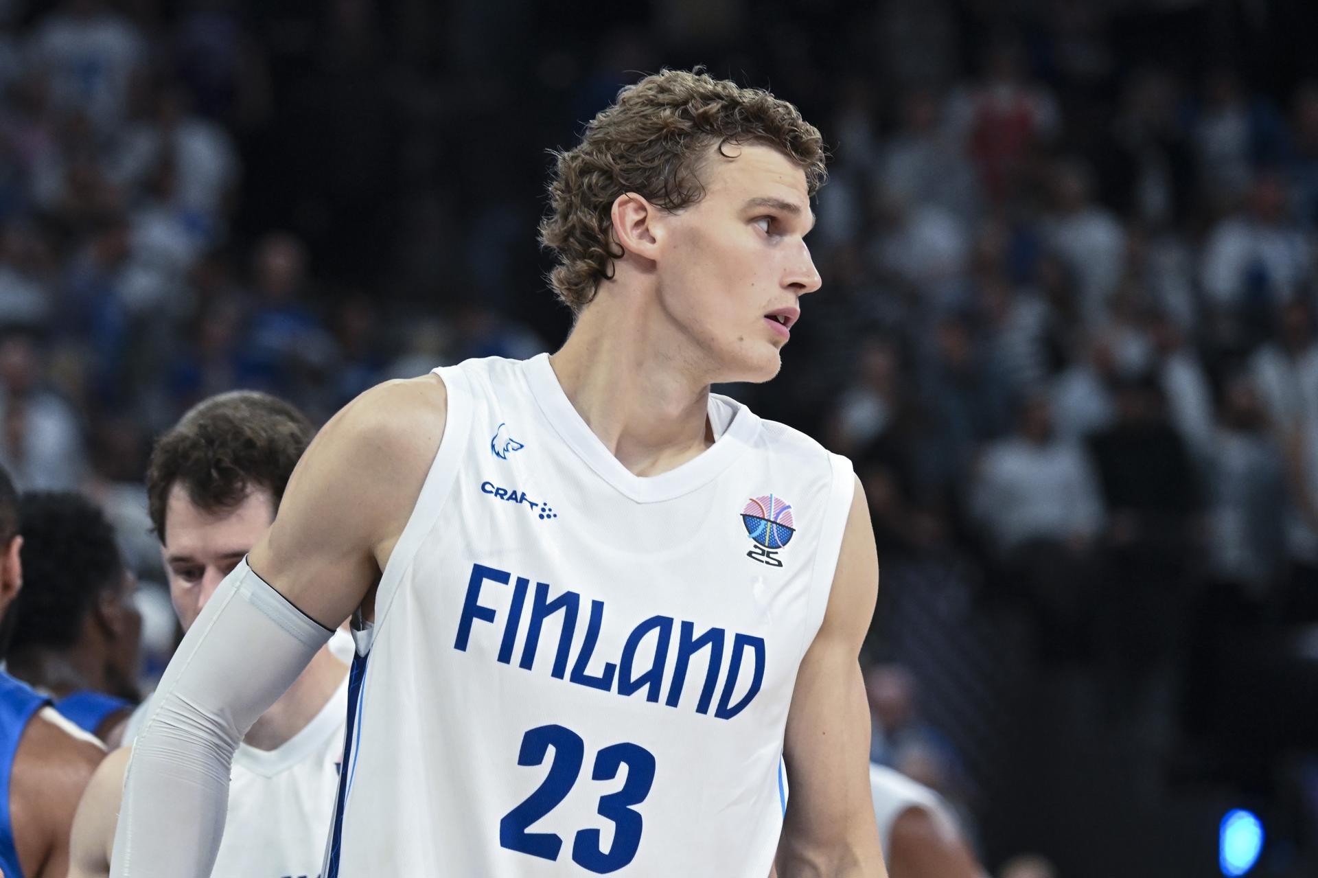El finlandés Lauri Markkanen, durante una acción del partido del grupo B del Eurobasket 2025 disputado este viernes contra Gran Bretaña en Tampere (Finlandia). EFE/KIMMO BRANDT