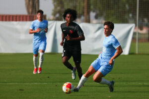 Un momento del encuentro entre la selección AFE y La Nucía, este sábado, en Mutxamell (Alicante). La selección de la 38ª edición de Sesiones AFE cayó derrotada este sábado en Bonalba (0-4) ante La Nucía, rival que competirá la próxima temporada en Tercera Federación y que fue muy superior, sobre todo en la segunda parte. EFE/ Afe Fútbol/SÓLO USO EDITORIAL/SÓLO DISPONIBLE PARA ILUSTRAR LA NOTICIA QUE ACOMPAÑA (CRÉDITO OBLIGATORIO)