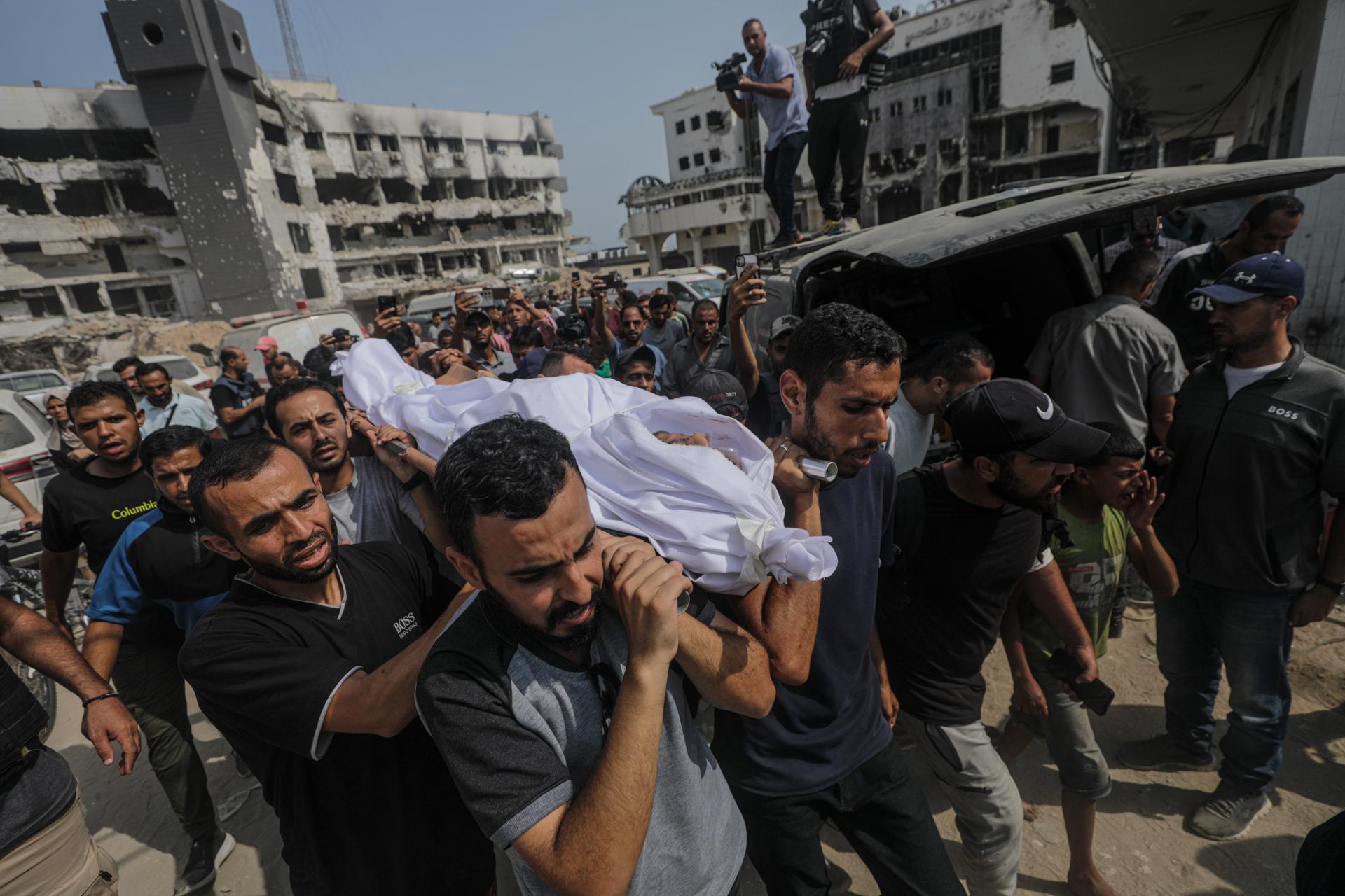 Palestinos llevan el cuerpo del difunto corresponsal de Al Jazeera Mohammed Qreiqeh durante su funeral, fuera del Hospital Al-Shifa en la Ciudad de Gaza, 11 de agosto de 2025. Al menos siete personas, incluyendo cinco miembros del equipo de medios de Al Jazeera Anas Al-Sharif, Mohammed Qreiqeh, Ibrahim Zaher, Moamen Aliwa y Mohammed Noufal, fueron asesinadas en un ataque israelí sobre su tienda fuera del Hospital Al-Shifa de Gaza, tarde el 10 de agosto de 2025. Las Fuerzas de Defensa de Israel (IDF) afirmaron ser directamente responsables del ataque. EFE/EPA/MOHAMMED SABER