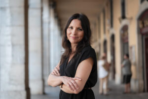La escritora y codirectora del documental 'L,escola inclusiva', Carla Gracia, explica en una entrevista con EFE como le planta cara desde diferentes frentes al diagnóstico de autismo de su hijo, ahora desde su última novela, 'Perfectamente imperfecta', porque hablar de este tipo de trastornos "no es una opción, es una responsabilidad compartida". EFE/David Borrat.