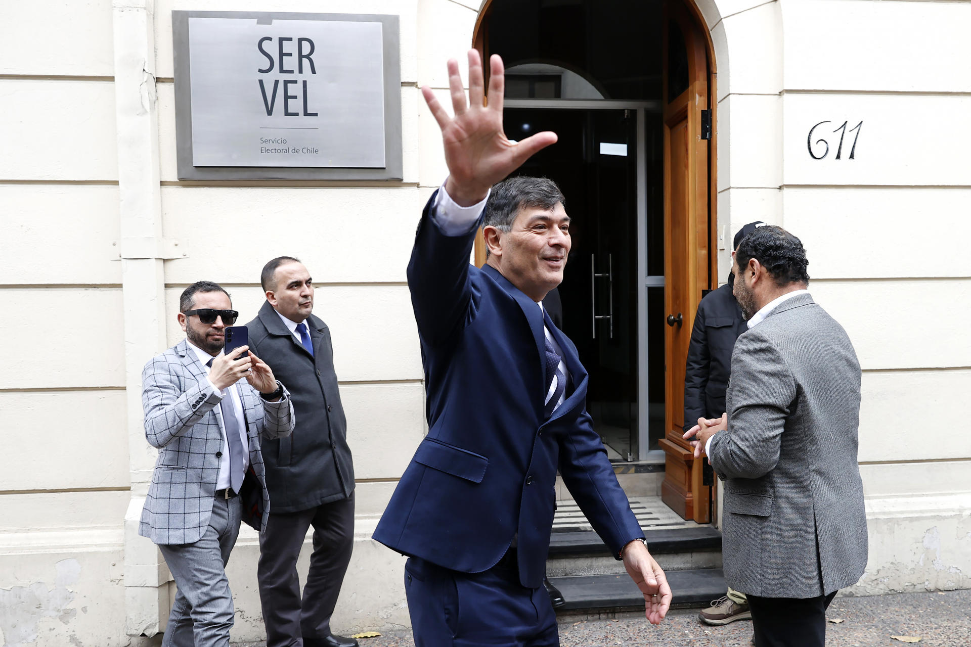 El candidato a la Presidencia de Chile Franco Parisi saluda durante la inscripción de su candidatura en el Servicio Electoral (SERVEL) este lunes, en Santiago (Chile). EFE/ Elvis González
