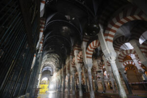 Imagen de archivo (09/08/2025) de los trabajos en el interior de la mezquita-catedral después del incendio que en la noche del viernes afectó al templo. EFE/Salas