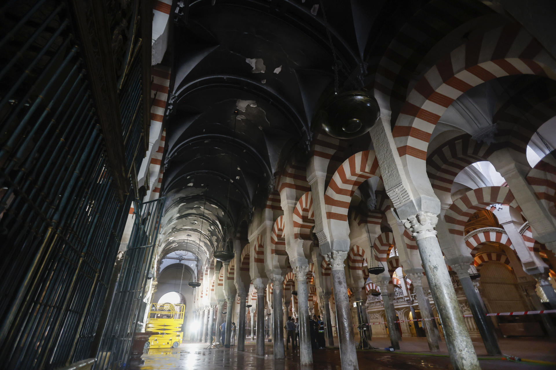 Imagen de archivo (09/08/2025) de los trabajos en el interior de la mezquita-catedral después del incendio que en la noche del viernes afectó al templo. EFE/Salas