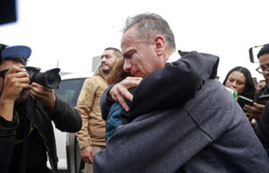 Israel Vallarta (d) es recibido por familiares y su abogado tras salir del penal del Altiplano este viernes, en Almoloya de Juárez (México). EFE/Felipe Gutiérrez