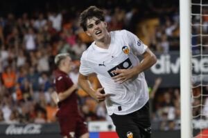 El centrocampista del Valencia Javi Guerra celebra su gol, el tercer gol del equipo ante el Torino, durante el partido del Trofeu Taronja. EFE/ Ana Escobar