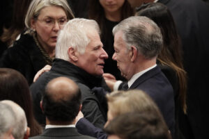 El padre del asesinado precandidato a la presidencia de Colombia Miguel Uribe Turbay, Miguel Uribe (c), al abrazar al expresidente de Colombia Juan Manuel Santos este lunes, 11 de agosto, durante el velorio del senador, en el Salón Elíptico del Capitolio Nacional, en Bogotá (Colombia). EFE/Carlos Ortega