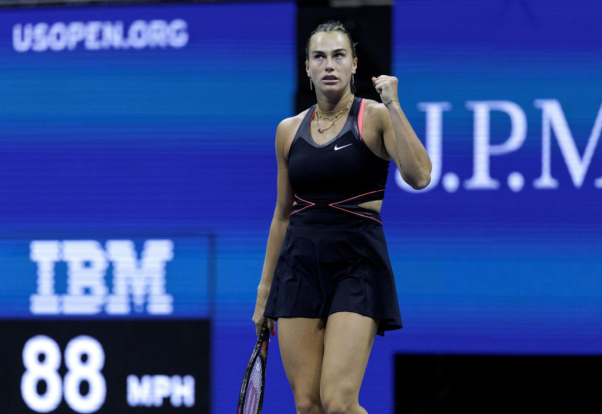 La bielorrusa Aryna Sabalenka venció este miércoles a la rusa Polina Kudermetova y avanzó a la tercera ronda del Abierto de Estados Unidos, en la que se medirá con la canadiense Leylah Fernandez. EFE/EPA/CRISTOBAL HERRERA ULASHKEVICH