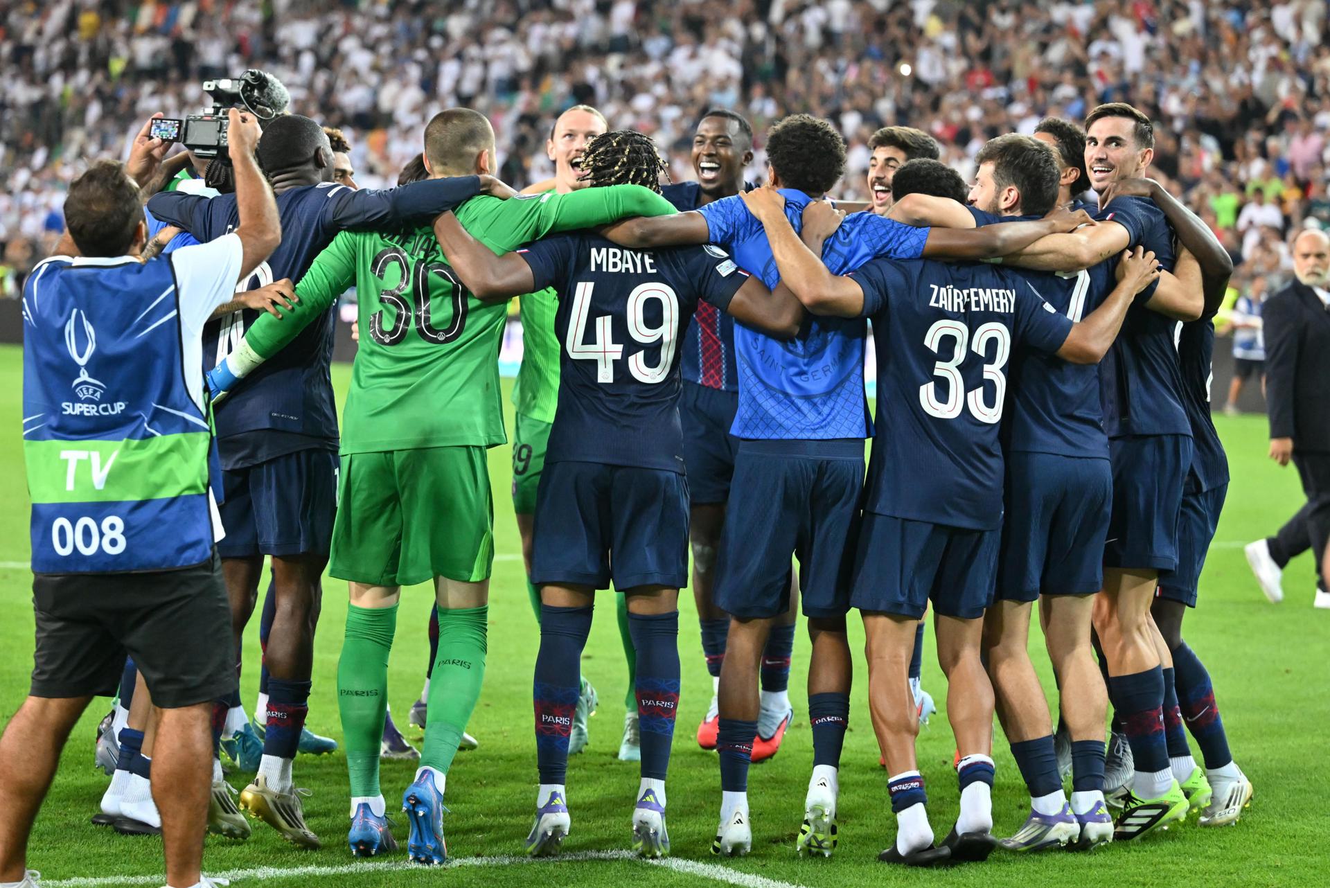 Los jugadores del PSG celebran su triunfo en la final de la Supercopa de Europa disputada en Udine (Italia). EFE/EPA/Alessio Marini
