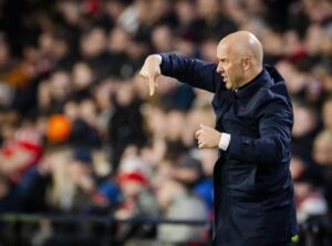 El entrenador del Liverpool FC, Arne Slot, gesticula durante el partido de la Liga de Campeones de la UEFA entre el PSV Eindhoven y el Liverpool FC en el estadio Phillips de Eindhoven, Países Bajos, el 29 de enero de 2025. Foto de archivo de: EFE/EPA/Koen van Weel