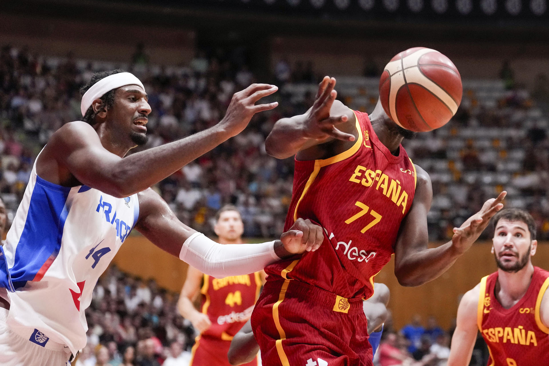El pívot de la selección española de baloncesto Yankuba Sima (d) lucha con Mouhammadou Jaiteh, de la selección francesa, durante el partido amistoso preparatorio para el Eurobasket 2025 que los combinados nacionales de España y Francia juegan hoy Jueves en Badalona. EFE/ Enric Fontcuberta.
