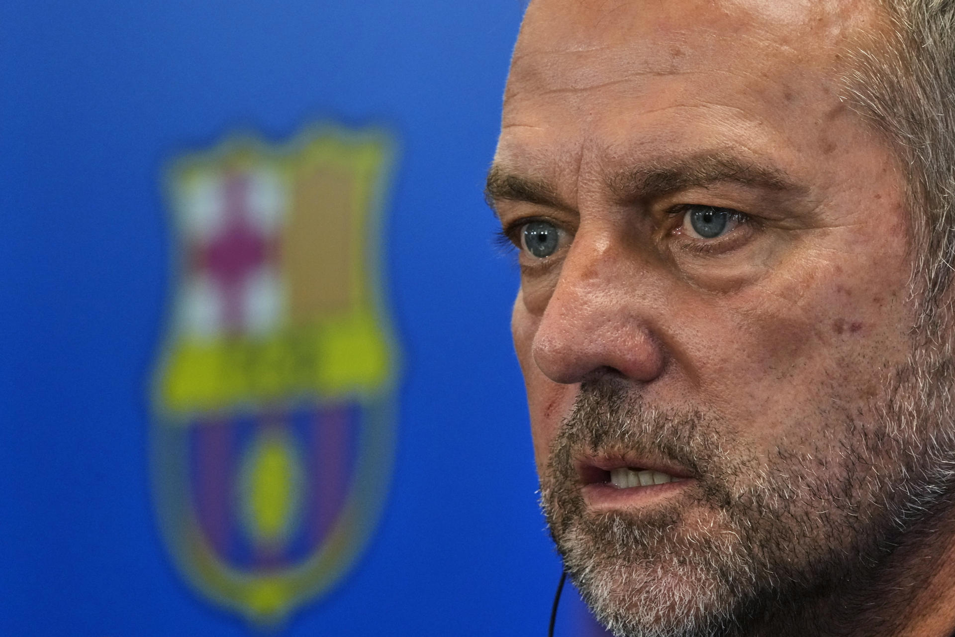 El técnico alemán del FC Barcelona, Hansi Flick, durante la rueda de prensa que ha ofrecido tras el entrenamiento que ha realizado la plantilla barcelonista para preparar el partido de liga que disputarán mañana ante el Levante UD en el Estadi Ciutat de Valencia. EFE/ Alejandro García
