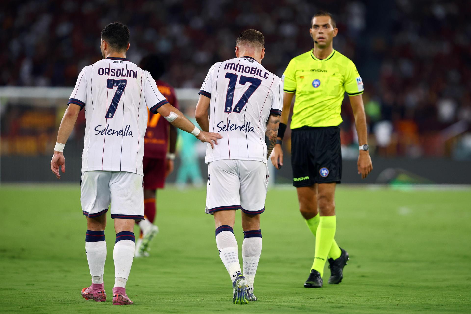 El jugador italiano Ciro Immobile, del Bolonia, se lesiona durante el partido de la Serie A que jugaron AS Roma y Bologna FC, en Roma, Italia. EFE/EPA/FEDERICO PROIETTI