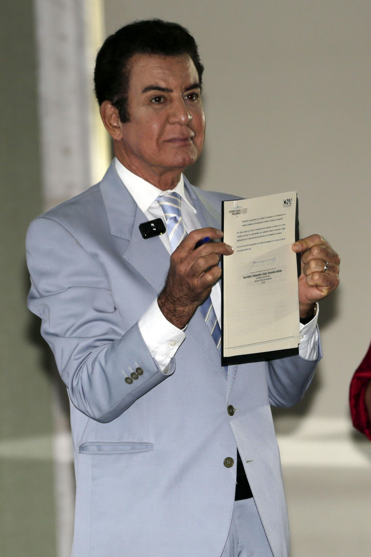 Fotografía de archivo del candidato presidencial del Partido Liberal, Salvador Nasralla, durante un acto público de firma de Declaración por la Integridad y la Lucha Contra la Corrupción en Tegucigalpa (Honduras). EFE/ Gustavo Amador
