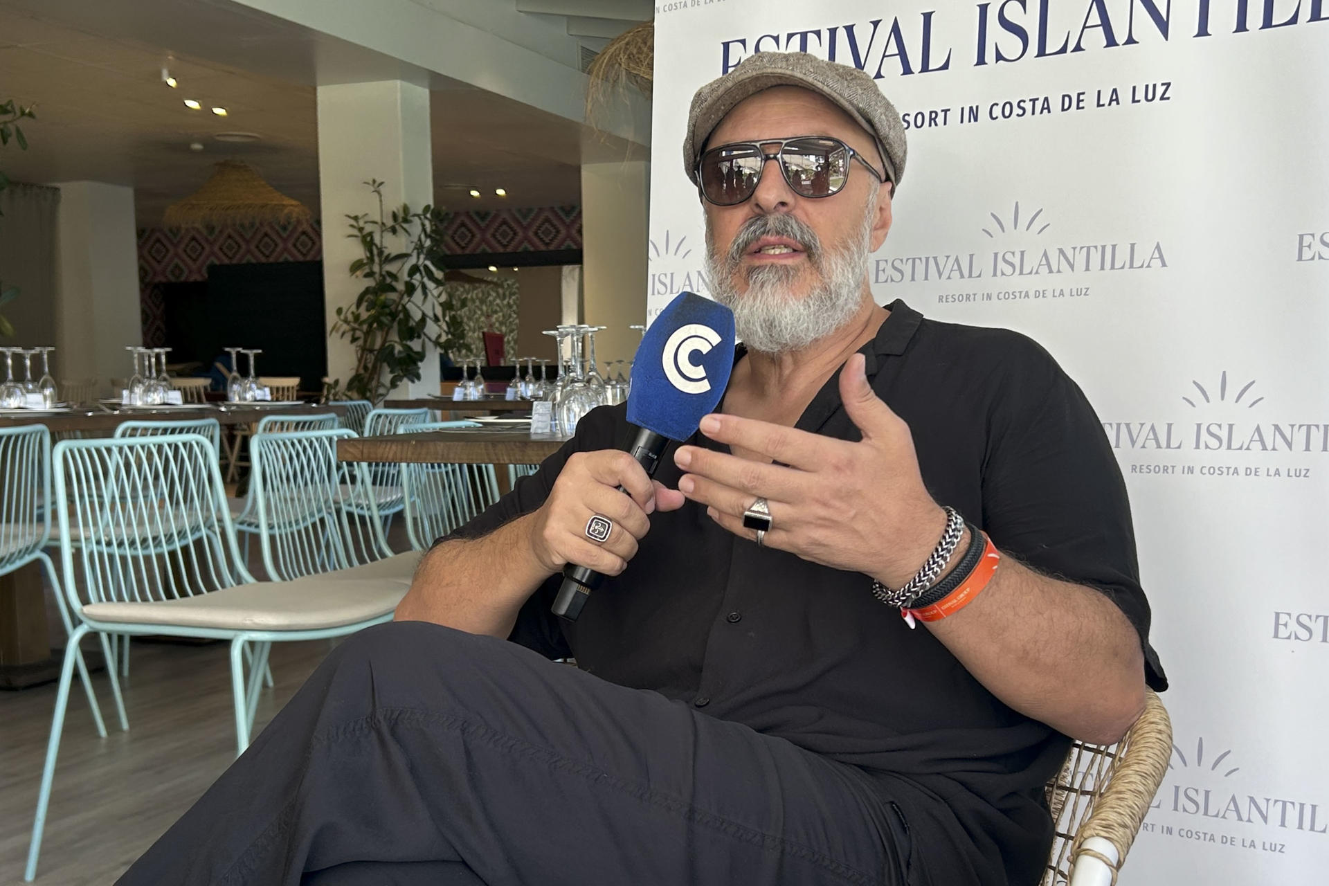 El actor Roberto Álamo, este sábado en Islantilla (Huelva), en la comparecencia ante la prensa antes de recibir esta noche el premio Luis Ciges en reconocimiento a su carrera en la XVIII edición del Festival Internacional de Cine bajo la Luna de Islantilla, que se ha celebrado durante los meses de julio y agosto en este enclave turístico de la costa de Huelva. EFE/Fermín Cabanillas