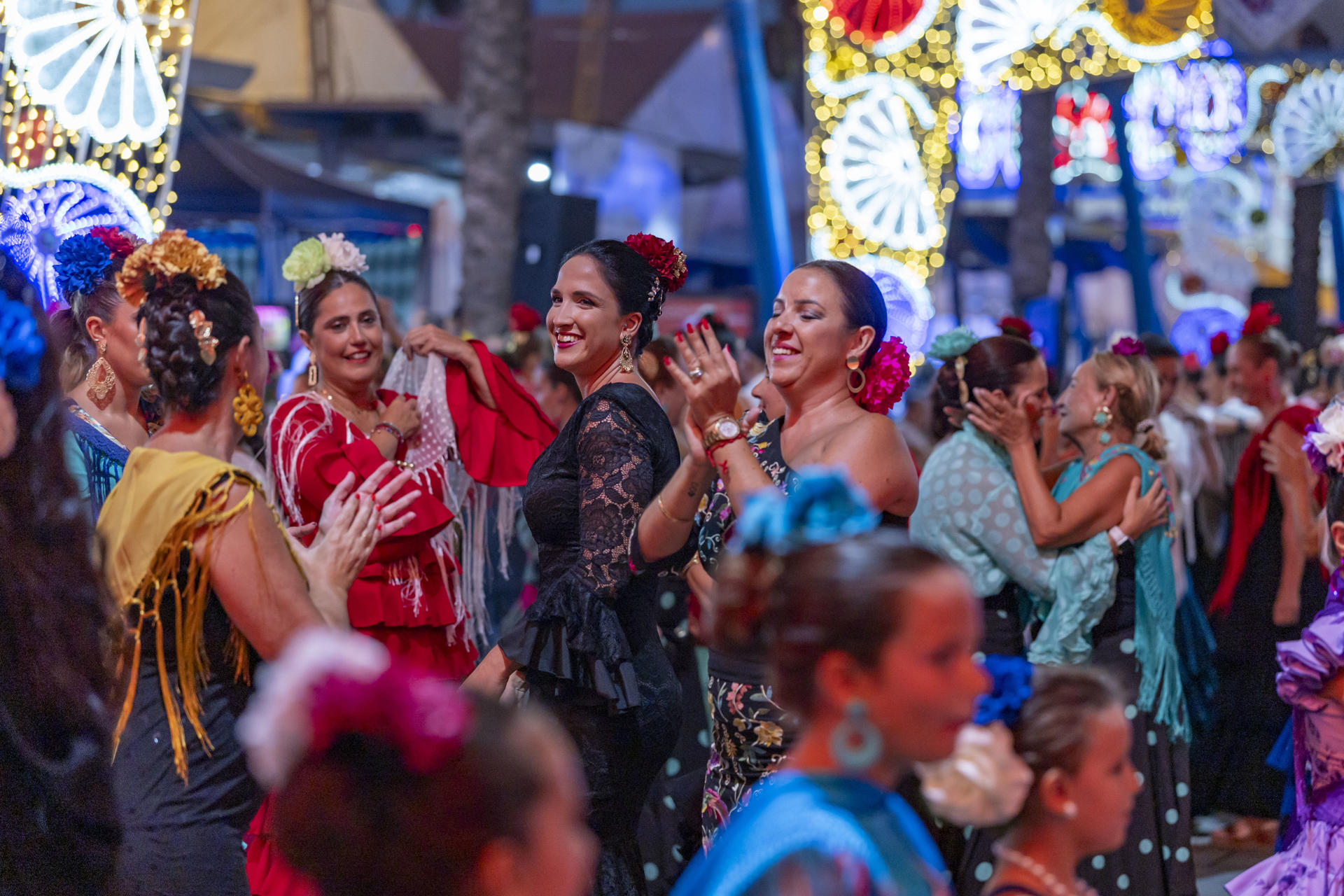 La ciudad autónoma de Melilla ha inaugurado oficialmente este sábado por la noche su feria centenaria en honor a su patrona, la Virgen de la Victoria, con el tradicional corte de cinta y el encendido del alumbrado en el recinto ferial, que da inicio a nueve días de alegría y diversión. EFE/José Manuel Giner Gutiérrez