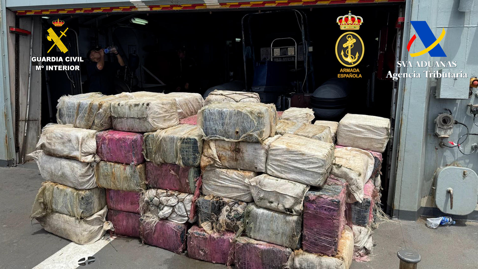 La Guardia Civil y el Servicio de Vigilancia Aduanera de la Agencia Tributaria han interceptado en aguas internacionales al oeste de Canarias un buque tipo remolcador, de nombre 'Sky White', que transportaba 3 toneladas de cocaína. La droga estaba repartida en 80 fardos ocultos en el interior de la nave, que presentaba un estado deplorable para la navegación, con serias deficiencias de seguridad que suponían un grave riesgo para la propia tripulación, conformada por cuatro nacionales de Bangladesh y uno de Venezuela, detenidos como presuntos autores de un delito de tráfico de drogas. EFE/Guardia Civil