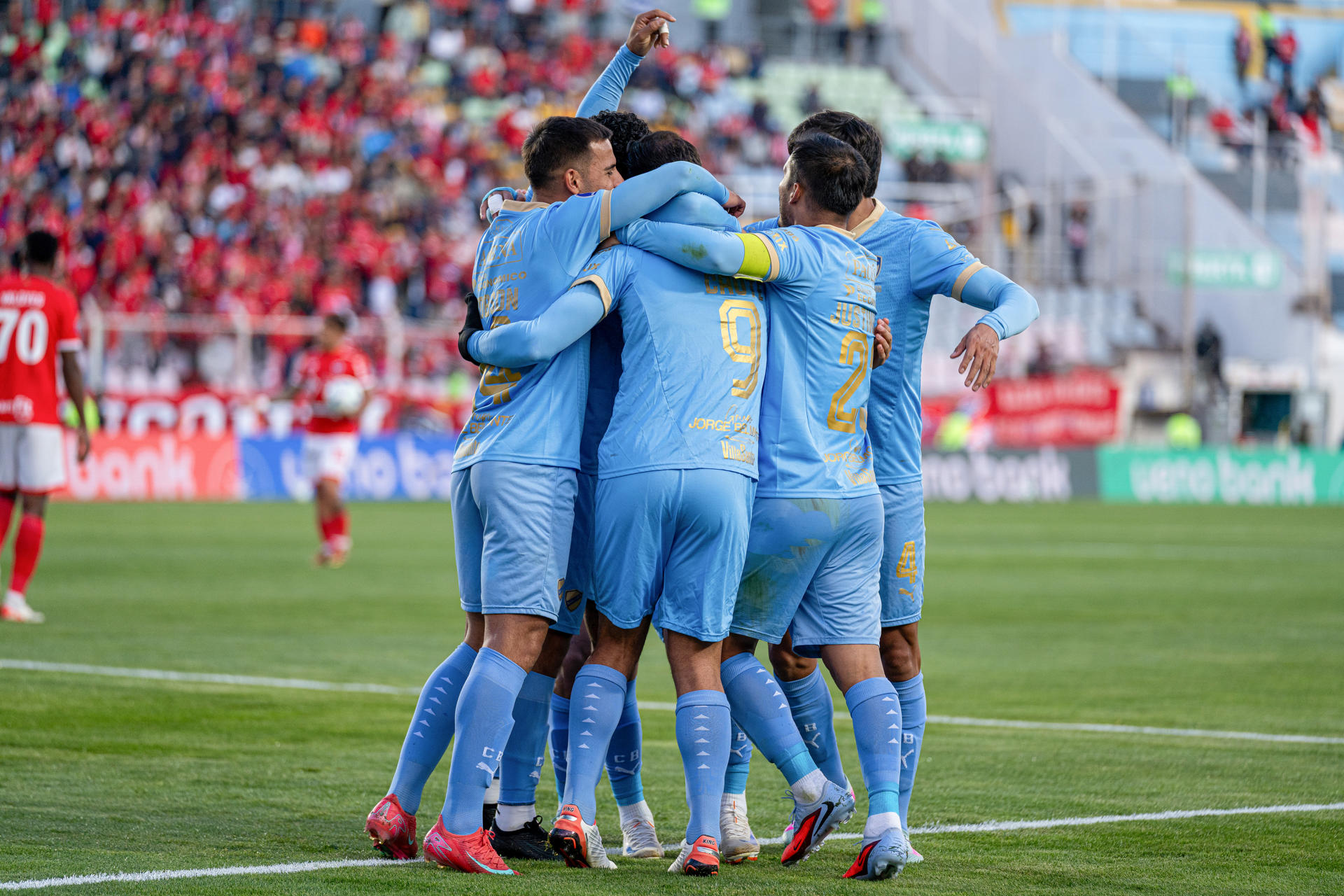 Jugadores de Bolívar celebran un gol este miércoles, durante un partido de octavos de final de la Copa Sudamericana. EFE/ Paloma Del Solar
