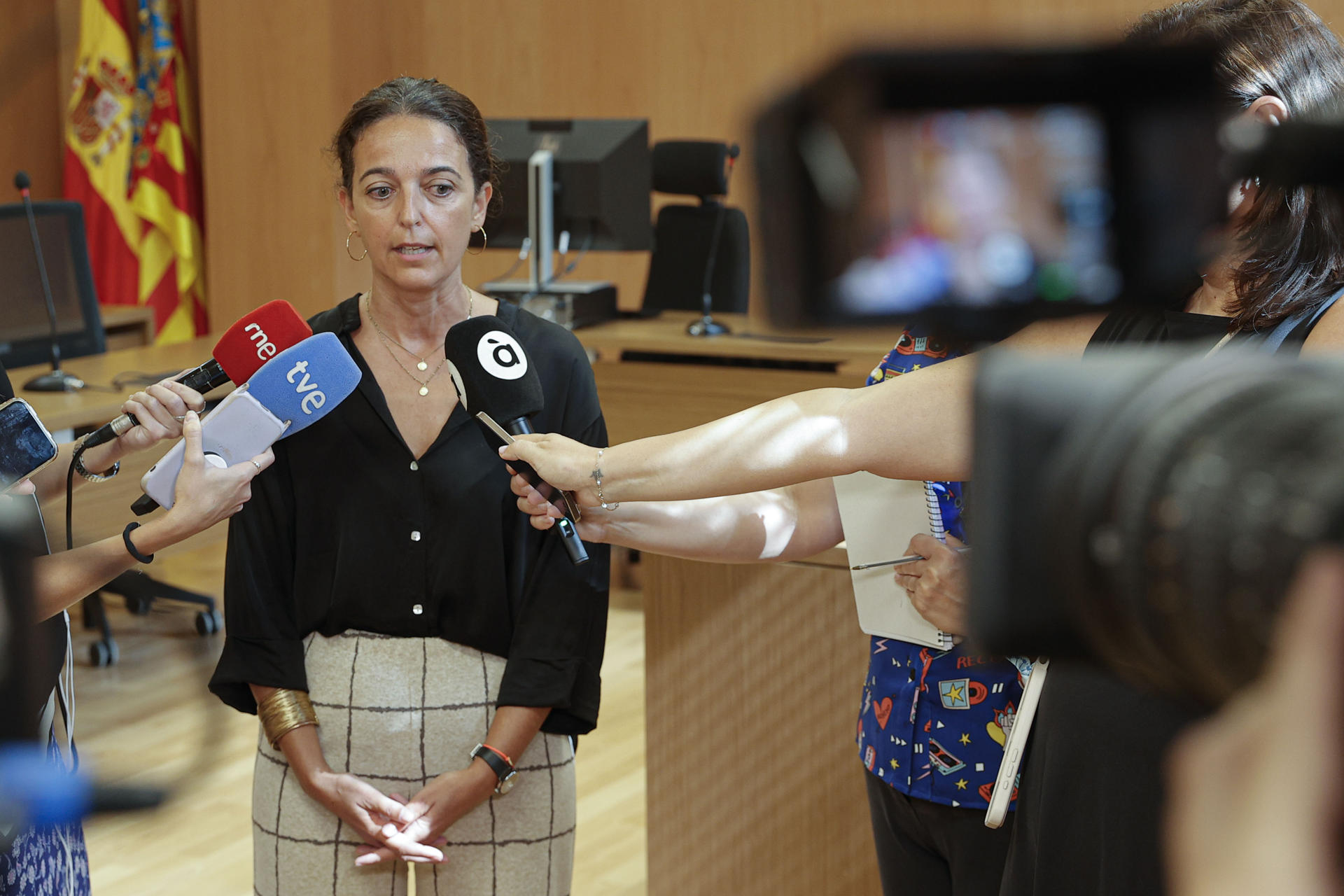 La consellera de Justicia y Administración Pública, Nuria Martínez, visita los juzgados de Catarroja, reabiertos este mes tras haber sido asolados por la dana del 29 de octubre y uno de los cuales, el de Instrucción número 3, dirige la causa penal sobre la gestión de la catástrofe. EFE/Manuel Bruque