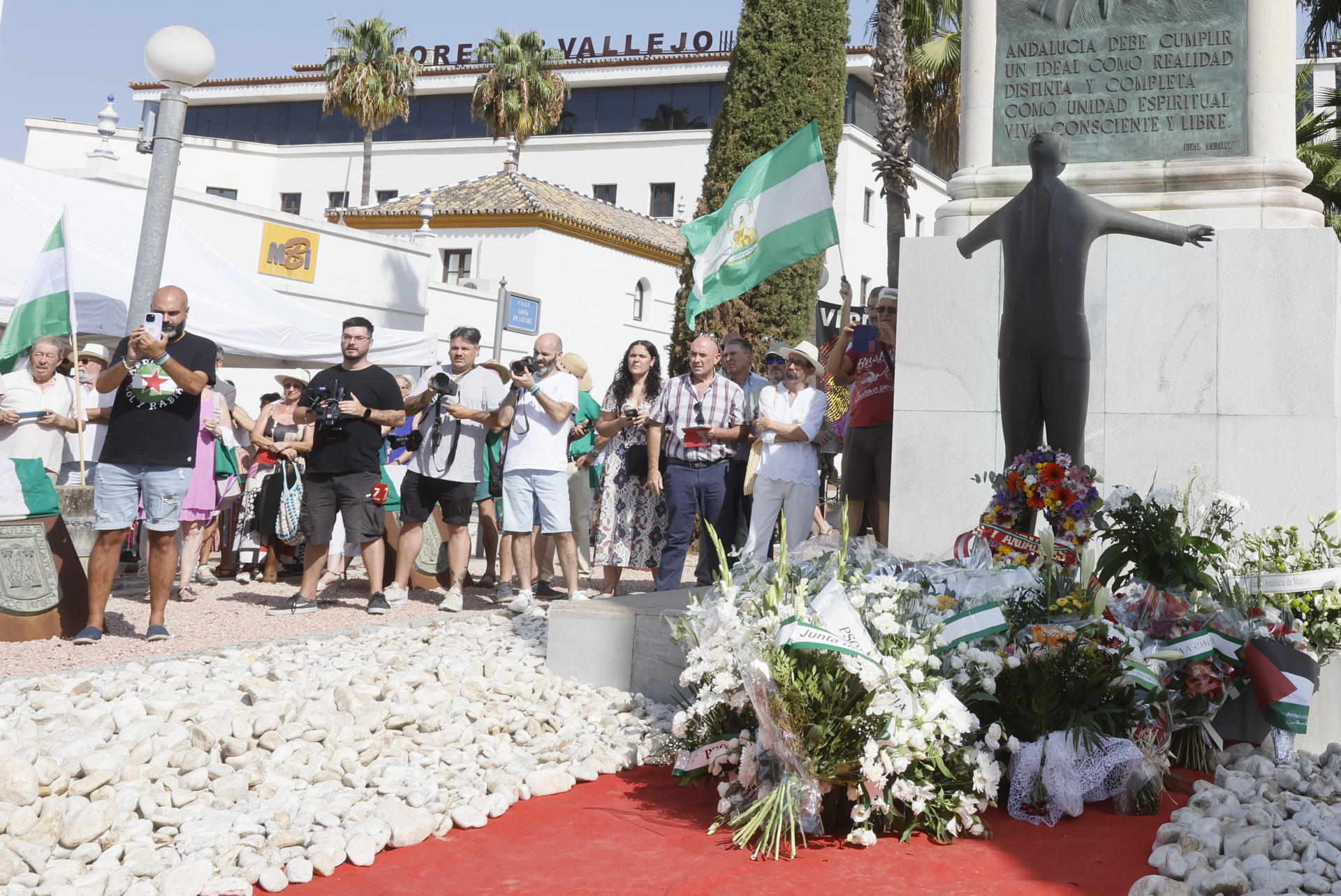 Un momento del homenaje que la Fundación Blas Infante ha ofrecido al considerado como 'padre de la patria andaluza' este domingo en Sevilla con motivo del 89 aniversario de su asesinato. EFE/ José Manuel Vidal