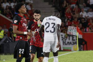 El defensa del Real Madrid Ferland Mendy (d) abandona el terreno de juego tras ser expulsado, durante el partido de LaLiga entre el RCD Mallorca y el Real Madrid, hace un año en el estadio de Son Moix, en Palma. EFE/CATI CLADERA