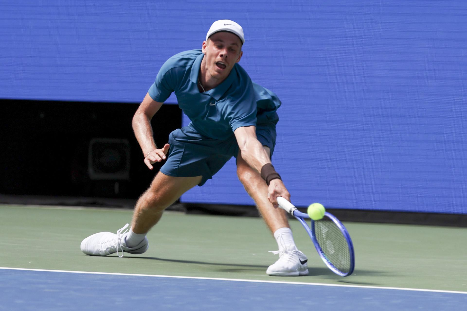 El canadiense Denis Shapovalov perdió ante Jannik Sinner por 5-7, 6-4, 6-3 y 6-3. EFE/EPA/SARAH YENESEL