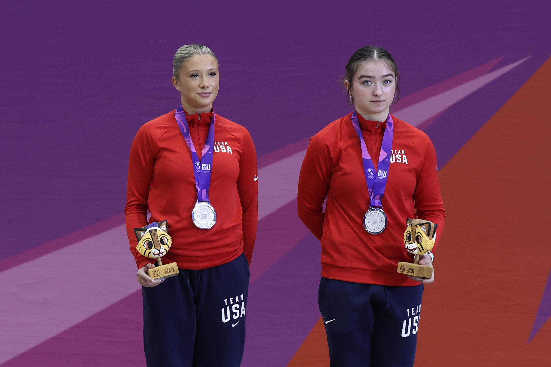 Mia Mc Coy (i) y Lura-ann Roberts de Estados Unidos posan con la medalla de plata en la categoría gimnasia trampolín sincronizado femenino en los II Juegos Panamericanos Junior ASU 2025. EFE/Rodrigo Sepúlveda
