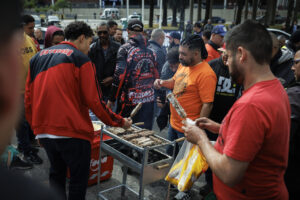 Personas hacen una parrillada durante una protesta de repartidores de aplicaciones de comida este martes, frente al lugar donde se realiza el evento iFood Move 2025, en Sao Paulo (Brasil). EFE/ Isaac Fontana