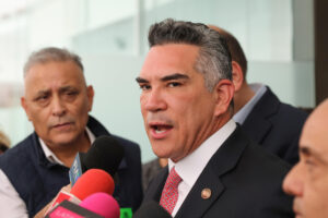 El senador Alejandro Moreno Cárdenas habla con periodistas previo a una sesión en el Senado de la República este viernes, en Ciudad de México (México). EFE/ Mario Guzmán