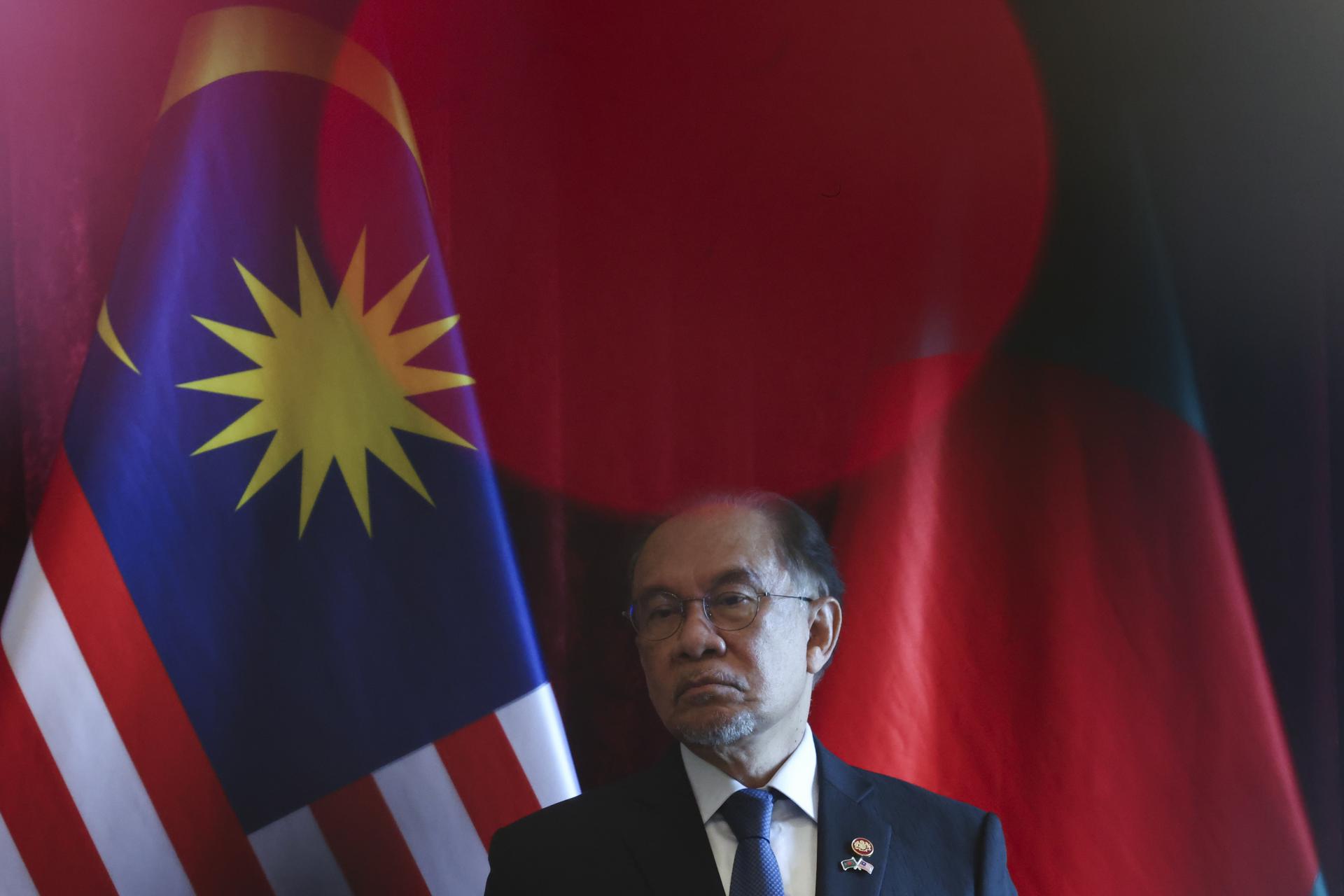 Putrajaya (Malaysia), 12/08/2025.- Malaysian Prime Minister Anwar Ibrahim looks on during a press conference in Putrajaya, Malaysia, 12 August 2025. (Malasia) EFE/EPA/Hasnoor Hussain / POOL