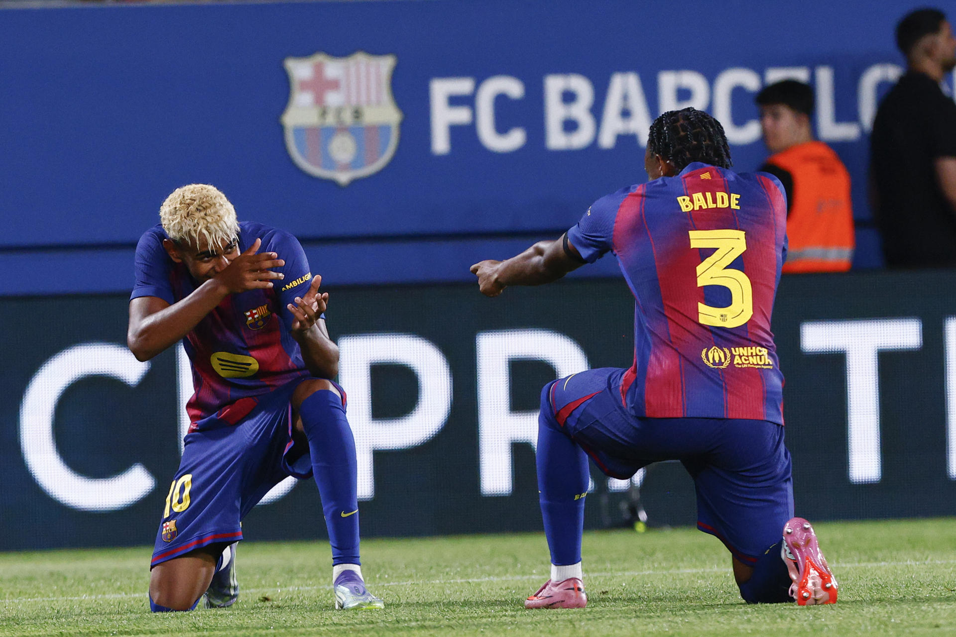 El delantero del FC Barcelona Lamine Yamal (i) celebra su gol con Alejandro Balde, durante el encuentro correspondiente a la 60.ª edición del Trofeo Joan Gamper que FC Barcelona y Como 1907 juegan este domingo en el estadio Johan Cruyff de la localidad barcelonesa de Sant Joan Despi. EFE/Quique García
